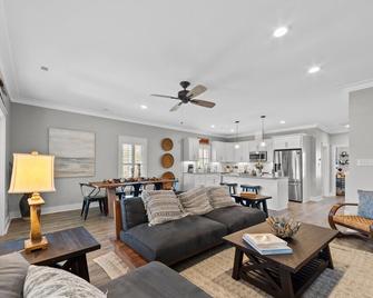 Backstay House in River Dunes Waterfront Community - Oriental - Living room
