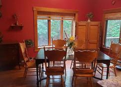 Beautiful house in the woods - Mackinac Island - Dining room