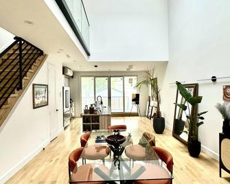 Cozy 2-bedroom Townhome in charming Brooklyn with AC, WiFi - Brooklyn