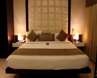 Hotel Samrat Heavens - Meerut - Bedroom
