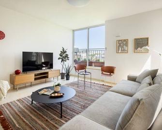 Green Oasis in Tel Aviv Old North with Shelter by Sea N Rent - Tel Aviv - Living room