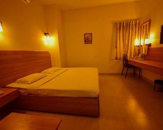 Ess Pe Inn - Karaikudi - Bedroom