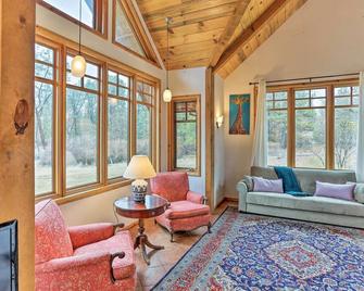 Eclectic Shasta Cascade Getaway on 15-Acre Ranch! - Weaverville - Living room