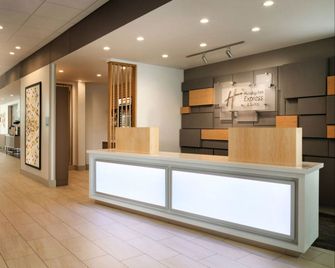 Holiday Inn Express & Suites Fort Wayne North By IHG - Fort Wayne - Front desk