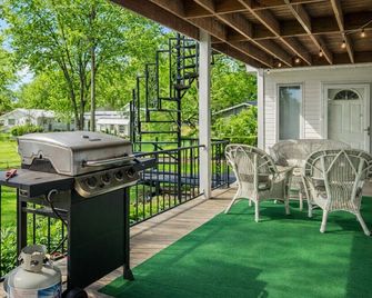 Steps to the Marina, Stylish Townhome Getaway - Gilbertsville - Balcony