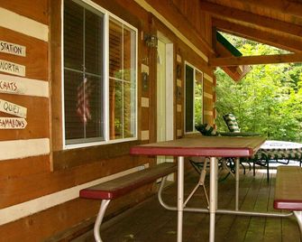 Camp Wolf at Lake Cushman - Hoodsport - Patio