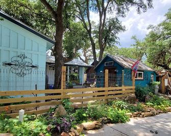 Enchanted 1930's Boerne Farm Guest House w/ Private Deck - Boerne - Gebouw