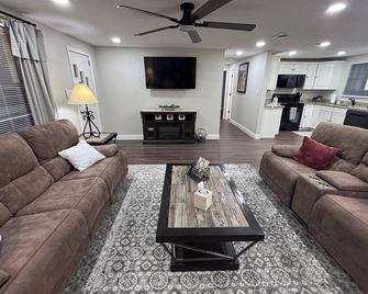 The Happy Place, a Charming & Cozy 3-bedroom home in the heart of Sneads, FL. - Sneads - Sala de estar