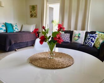 Stay Kerikeri Boutique Apartments and Studios - Kerikeri - Living room