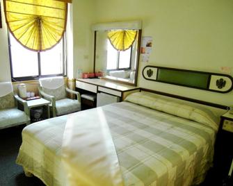 Famous Hotel - Tainan City - Bedroom