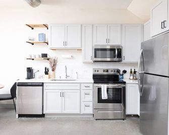 Brewery District 2-Story 2BR Apt Near Fiserv with Rooftop, Gym, and Parking - ミルウォーキー - キッチン