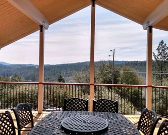 The Woodsy Hideaway ~ Your Yosemite vacation starts here - Groveland - Balcony