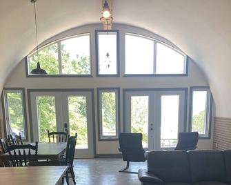 Unique waterfront house with private beach - Gananoque - Living room