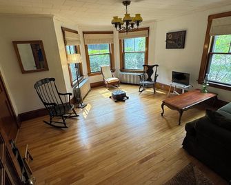 Charming 2-bedroom 1930's apartment waterfront. - Auburn