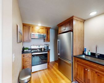 Family- and dog-friendly loft with fast WiFi & full kitchen - walkable location - Joseph - Cocina