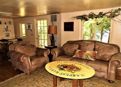 Unique Lakefront Destination With Four Seasons Of Adirondack Adventure - Ticonderoga - Living room