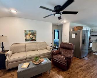 Lil Gem - Near Bethel And Hcmc - Paris - Living room
