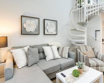 Charming Condo on Lake Erie with Community Pool - Oak Harbor - Living room