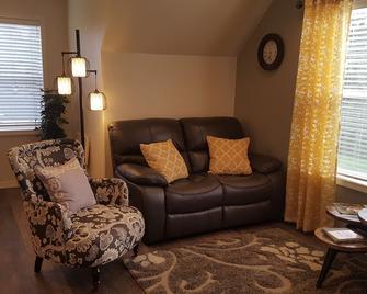 Picturesque Country Setting--10 Minutes from I-5/ I-205 Access! - Ridgefield - Living room
