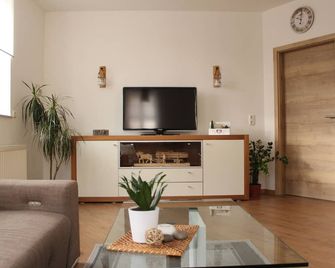 Ferienwohnung 'Zum Schloßkeller' - Wolkenstein - Sala de estar