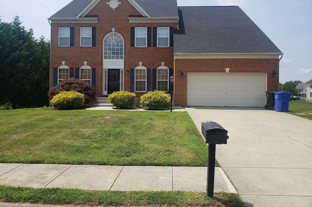 Small Town but Contemporary 2 Bdrm / br1 Bath / Full Kitchen / Patio / Private
