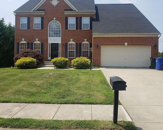 Small Town but Contemporary 2 Bdrm / br1 Bath / Full Kitchen / Patio / Private - La Plata - Building