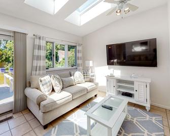 Sea You Later - West Yarmouth - Living room