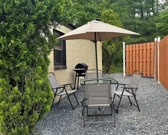 Rustic Tabor Woods Cabin near Cacapon State Park w/Patio, Grill - Berkeley Springs - Patio