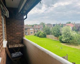 Cosy Wimbledon Apartment with 2 Bedrooms - London - Balcony