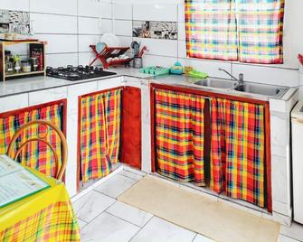 Charmante Maison à Capesterre-Belle-Eau avec Jardin et Terrasse - Capesterre-Belle-Eau - Cuisine