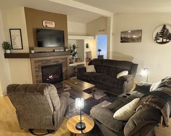 Cozy, Spacious 3br Retreat in North Albany Family-Friendly, Near Osu & Wineries - Albany - Вітальня