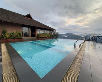 Heyday Thazhvaram Resort - Pīrmed - Pool