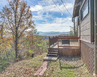 Cabin w/ Deck & Mountain Views Near Gatlinburg! - Cosby - Balcony
