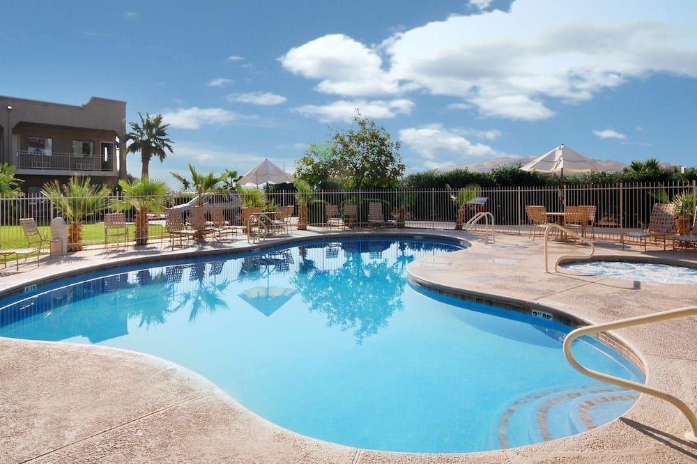 Clarion Suites St George - Convention Center Area - סנט ג'ורג' - בריכה
