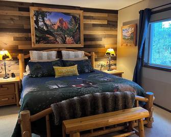 Beautiful Cabin on quiet Cul-de-sac: Large deck, firepit, patio heaters, grill - Munds Park - Bedroom