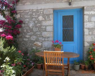 A beautiful stone house with garden - Milatos - Patio