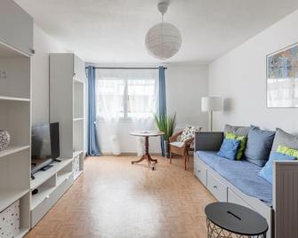 Nicolas III: 2 bedrooms, parking, balcony, comfortable and quiet - Grenoble - Huiskamer