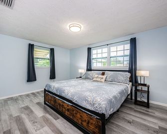 Sunny Serene Staycation - Holiday - Bedroom