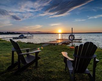 Beautiful Waterfront Cottage Sunset Lakeview 1hr From Toronto With New Hot Tub!! - Nestleton - Patio