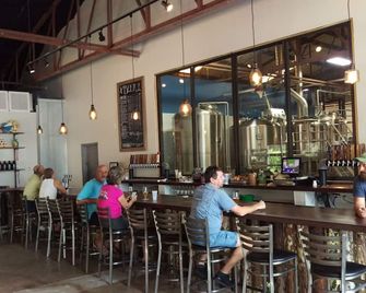 Downtown Safety Harbor 2 Bed 1 Bath Pool Home, 20 Minutes From Clearwater Beach - Safety Harbor - Bar