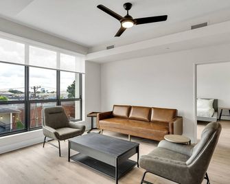 Latitude Apartments - Metairie - Living room