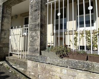 Spacious luxury flat in Swanage, close to beach with parking - Swanage - Building