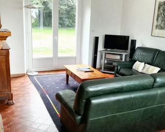 Maison cosy à Pontorson avec jardin clos et terrasse - Pontorson - Sala de estar