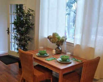 Beautiful Guest Suite Surrounded in Nature - Shelton - Dining room