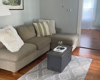 Cozy Cottage on Togus Pond - Augusta - Living room