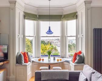 Elegant Luxury sea view apartment. Over looking Bangor marina & Pickie Park. - Bangor - Living room