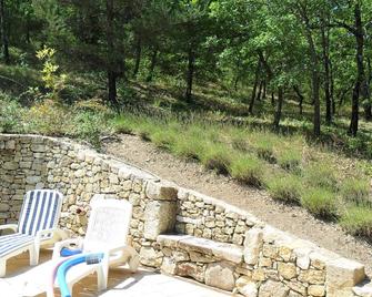 PROVENCE, Villa in peace, with large sunny swimming pool and not overlooked - Céreste - Patio