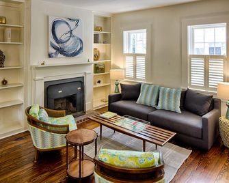 Savannah Haven ~ Historic 1852 townhouse on Crawford Square - Savannah - Pokój dzienny