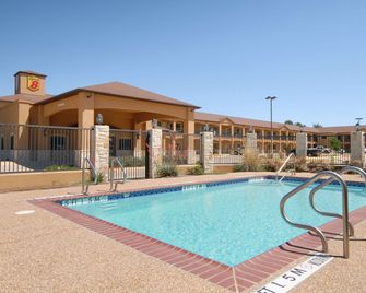 Super 8 by Wyndham Stephenville - Stephenville - Piscina
