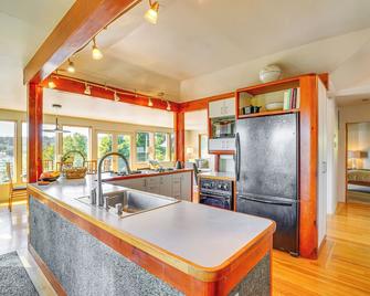 Gig Harbor Home Large Deck, Outdoor Dini - Gig Harbor - Kitchen